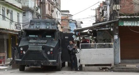 Polícias Civil e Militar fazem operação no Complexo da Maré