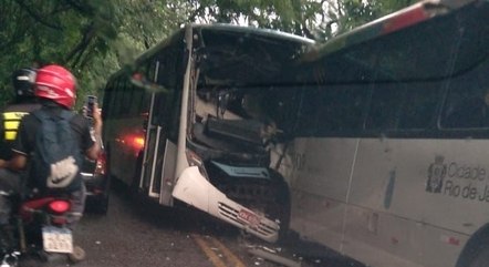 Colisão entre ônibus deixou 12 mortos e matou motorista
