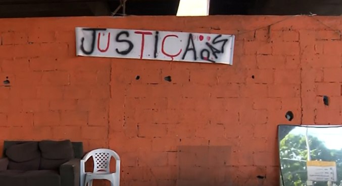 Faixa que pede justiça por Reginaldo Porto no local onde ele foi baleado
