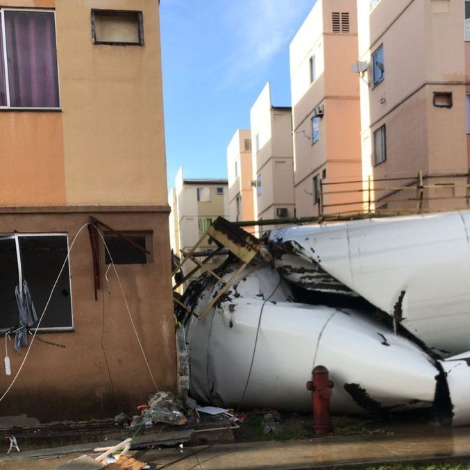 Torre de caixa-d'água caiu e atingiu prédio na zona oeste do Rio