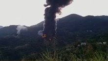 Motorista morre após caminhão-tanque tombar e pegar fogo na serra de Petrópolis (RJ)