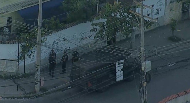 Polícia Militar faz operação no morro do Urubu, zona norte do Rio