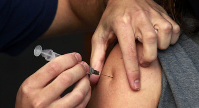 Entre cidades ouvidas, 99,5% começaram a vacinar faixas etárias abaixo dos 60 anos
