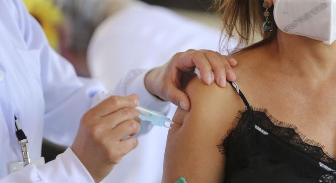 Adultos da Maré começam a receber vacina contra covid-19 nesta quinta (29)