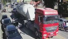 Vídeo: Motociclista é atropelado por caminhão após ser atingido por porta de carro no RJ
