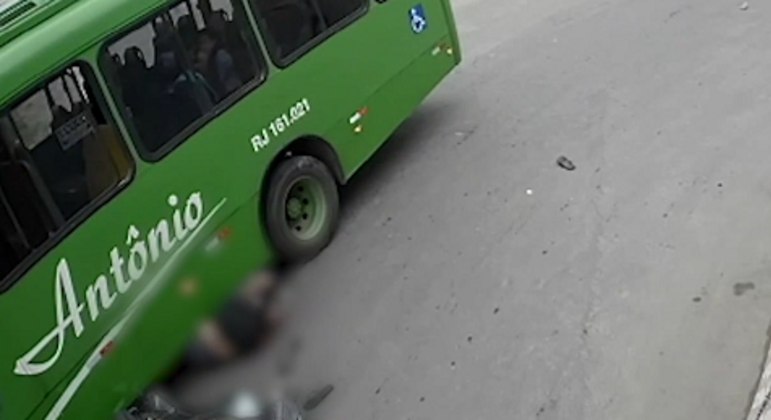Motociclista ficou com a cabeça sob roda de ônibus após perder controle da moto