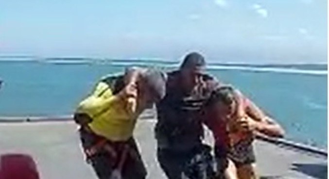 Bombeiros resgatam homem que afundou em areia movediça