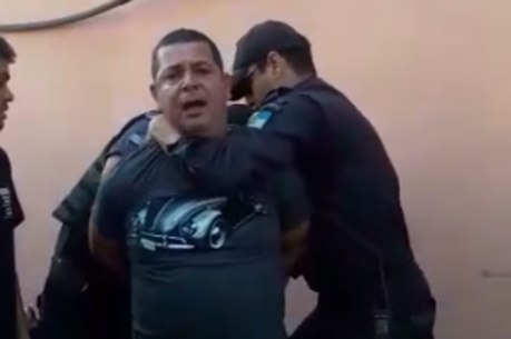 Vídeo mostra comerciante sendo agredido por supostos agentes