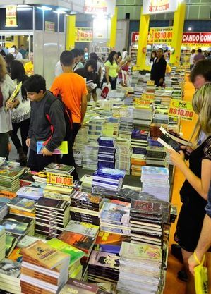 Pilhas de livros na edição de 2021 da Bienal
