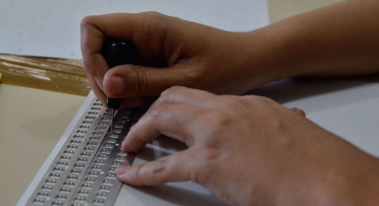 Dia Nacional do Sistema Braille é nesta sexta-feira (8), no mês da campanha 'Abril Marrom'