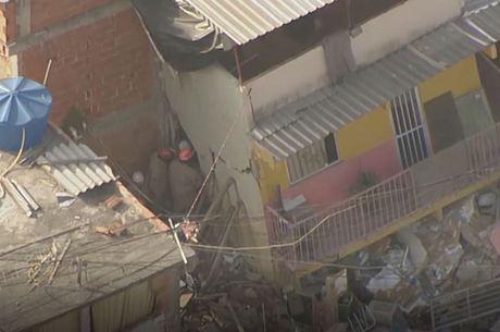 Edifício de três andares desabou na Vila Sapê, em Curicica