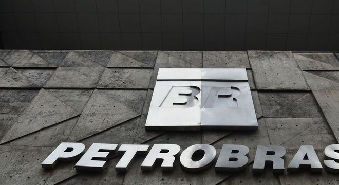 Funcionários da Petrobras fazem reunião para decidir data de greve