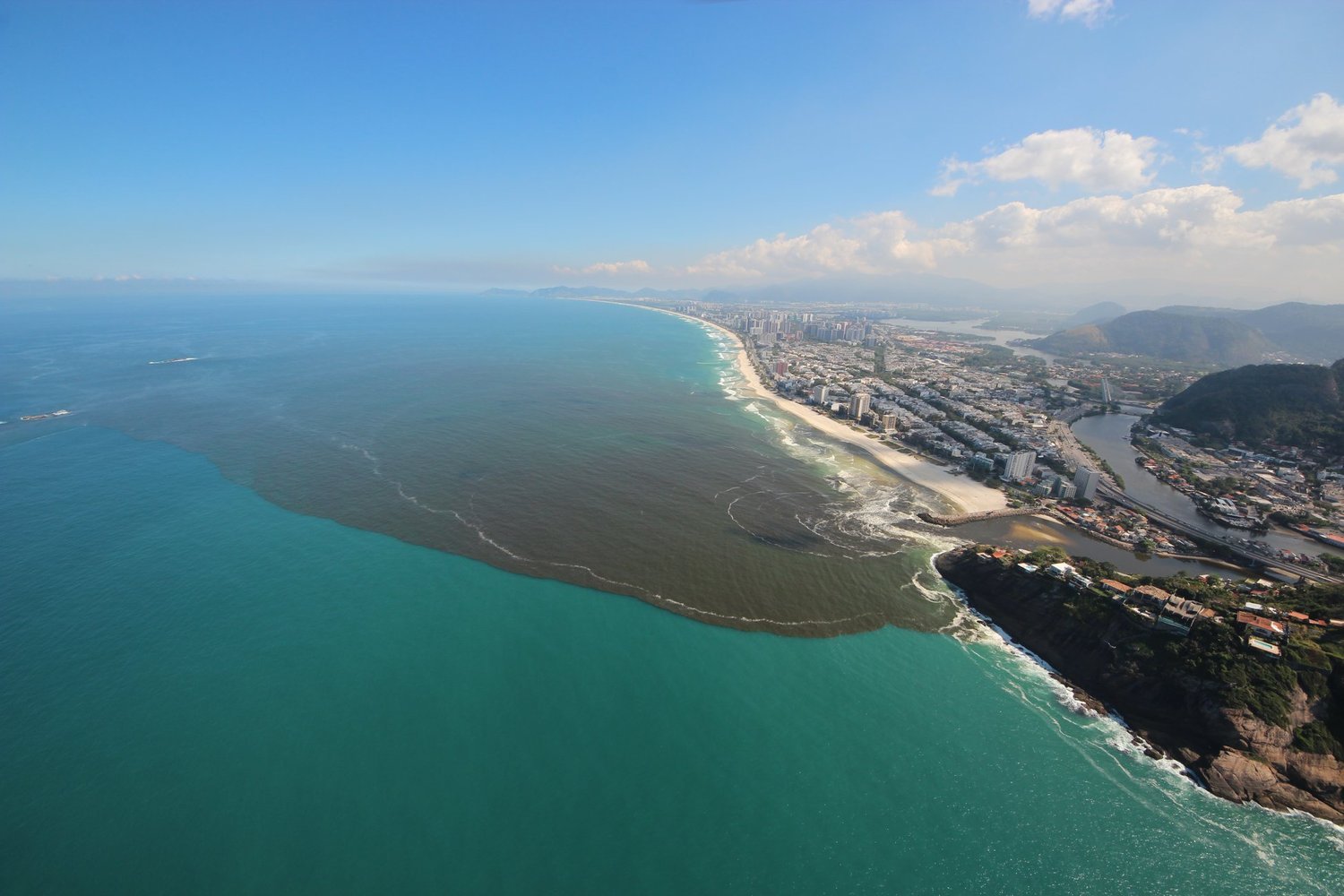 Mancha Negra Aparece Na Praia Da Barra Da Tijuca Noticias R7 Rio De Janeiro