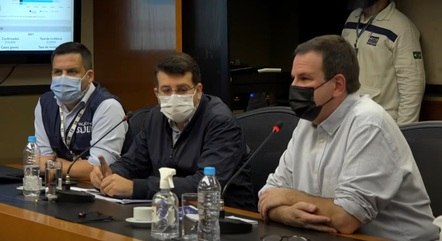 Garcia, Soranz e Paes durante divulgação do 
boletim