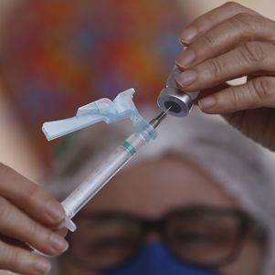 Vacinação avança e internações caem no Rio de Janeiro
