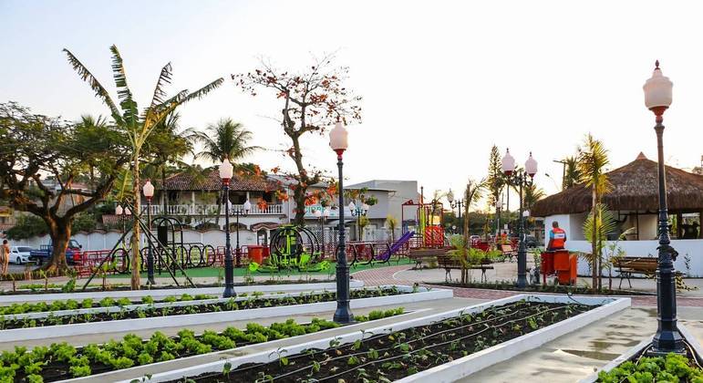 Horta comunitária divide espaço com área de convivência na praça agroecológica de Araçatiba