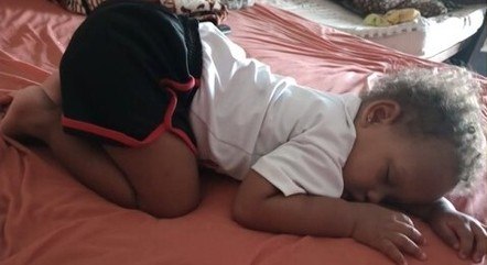 Bebê de 2 meses morre sufocado após adormecer com a mãe e padrasto