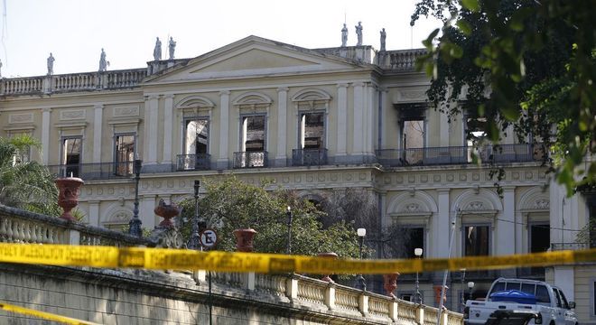 Prédio do Museu Nacional continua interditado um mês após incêndio