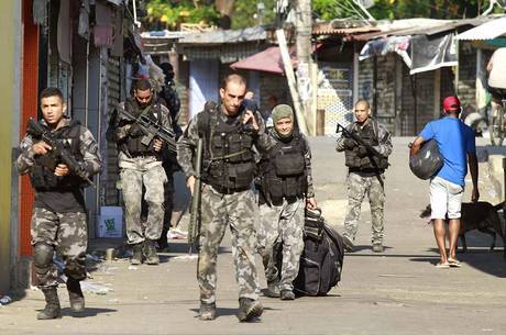 Policiais militares no Jacarezinho, na zona norte do Rio