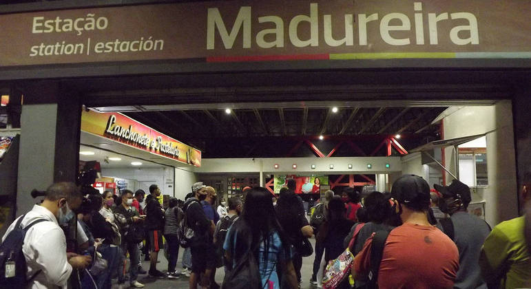 Passageiros aguardam volta da circulação de trens na estação de Madureira
