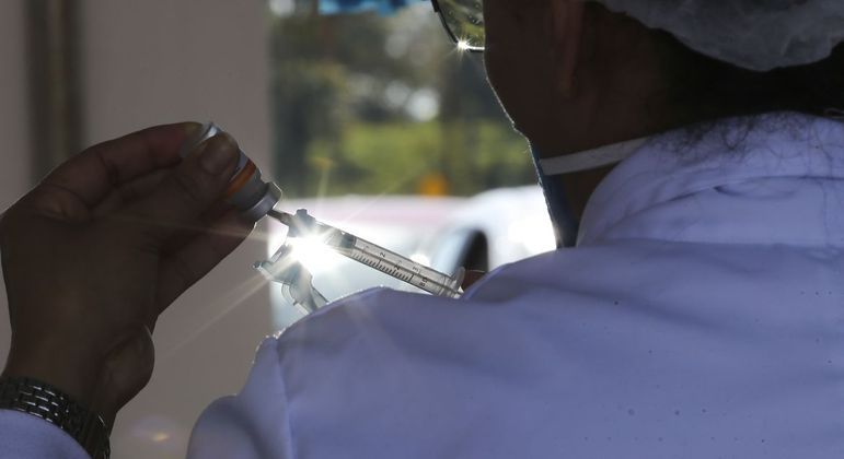 Terceira dose para profissionais de saúde também para a rede privada