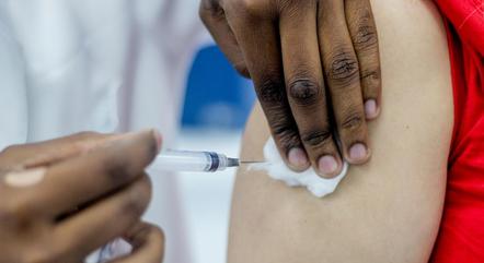 Mais de 40% da população total completou esquema vacinal
