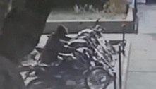 Homem furta moto apreendida em frente a delegacia em São Gonçalo (RJ); veja vídeo 
