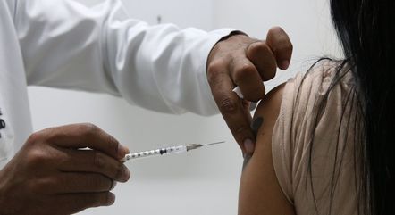 Mulher recebe vacina contra a Covid-19