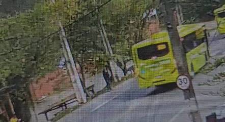 Vídeo mostra vítima no ponto de ônibus
