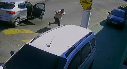 Vídeo mostra assaltante atirando contra o PM