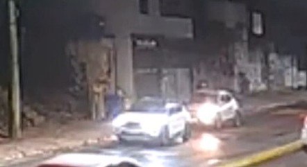 Vídeo mostrou momento em que os criminosos desceram do carro e entraram a pé na comunidade 