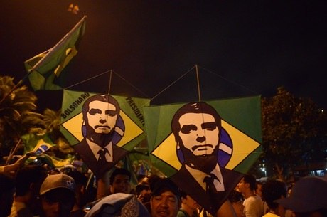 Eleitores comemoram vitória de Bolsonaro