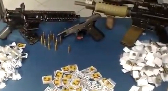 Polícia apreendeu dois fuzis e uma pistola