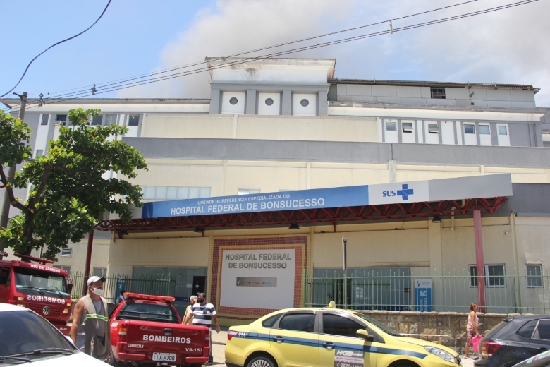 Bombeiros continuam trabalho de rescaldo em Hospital de Bonsucesso ...