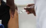 O Brasil atingiu, na quarta-feira (13), a marca de 100 milhões de pessoas vacinadas com as duas doses de uma vacina anti-Covid, ou com um imunizante de dose única, segundo os dados do Ministério da Saúde. Mais de 48% da população está com o esquema vacinal completo 