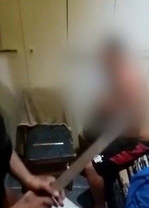 Vídeo mostra jovem sendo torturado
