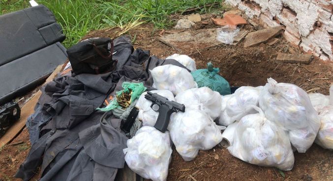 Houve apreensão de grande quantidade de drogas e armas na manhã desta quarta 