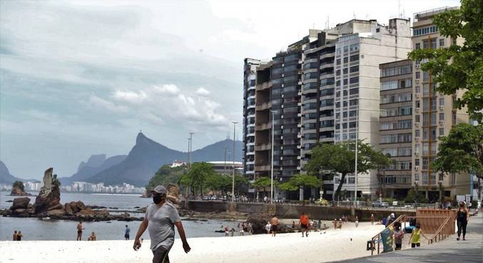 Prefeitura libera circulação de pessoas sem máscara nas orlas da praia 