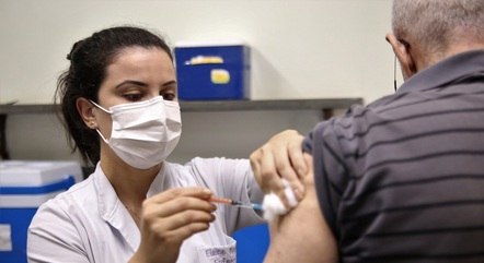 Profissionais da saúde receberão dose de reforço 