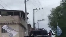 Vídeo mostra veículo blindado da PM coberto de panfletos de candidatos na Maré