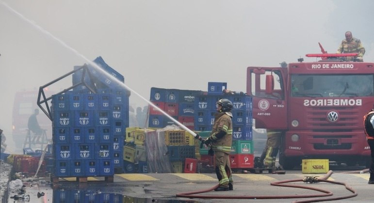 Cerca de 60 bombeiros trabalharam no combate às chamas