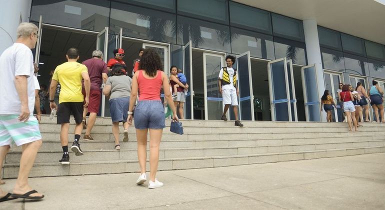 Eleitores fazem fila para votar no Rio
