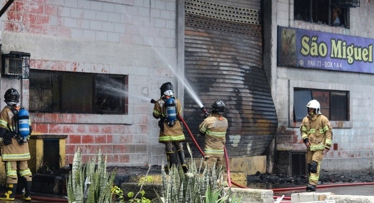 Cerca de 60 bombeiros de 17 unidades trabalham no combate às chamas