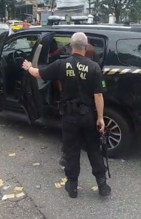 Policial Federal conduz homem detido por fazer boca de urna na Tijuca, no Rio de Janeiro