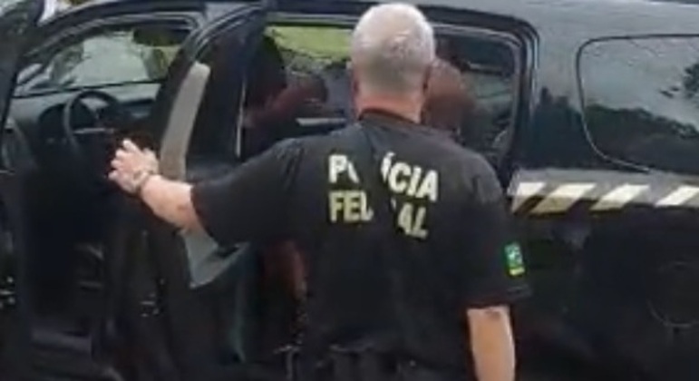 Policial Federal conduz homem detido por fazer boca de urna na Tijuca, no Rio de Janeiro