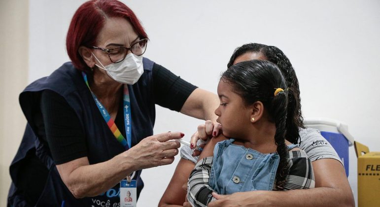 Vacinação da primeira dose em crianças de 3 a 4 anos é suspensa no Rio