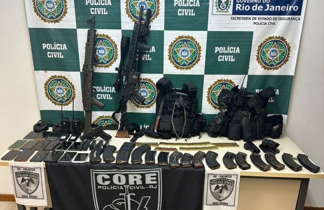 No início da noite, a polícia apresentou armas e munições apreendidas da milícia de Zinho na ação que terminou com a morte do criminoso conhecido como Faustão