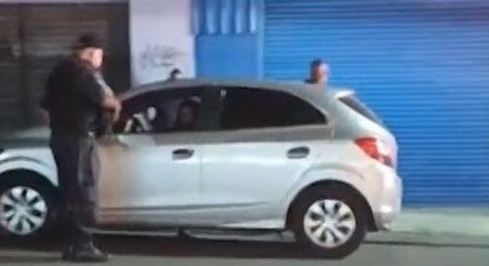 Testemunhas dizem que policiais mexeram no veículo