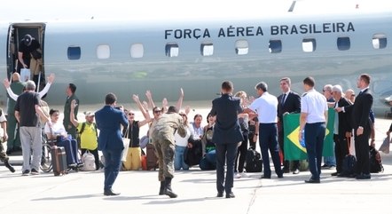 Grupo tinha bandeiras do Brasil e de Israel nas mãos