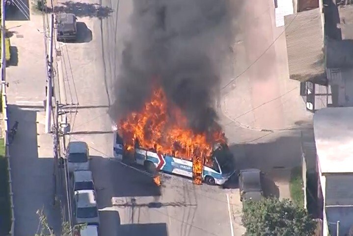 Incêndio em carro na Transolímpica - Cidades Na Web